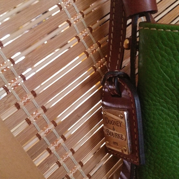 Dooney & Bourke bag, large hobo, 18 x 13 x 5 - Picture 4 of 8